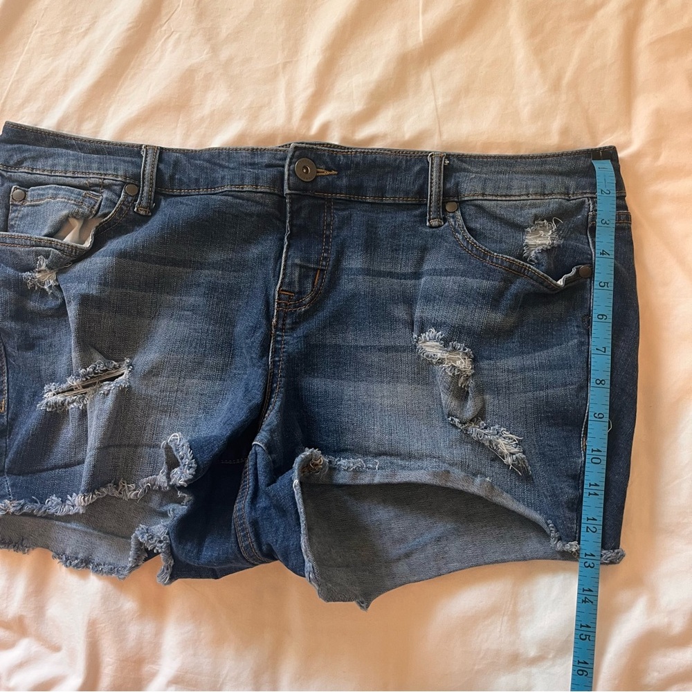 Torrid Medium Wash Distressed Blue Denim Shorts - 18 - Picture 6 of 12
